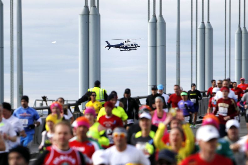 Un helic&oacute;ptero policial vigila a los corredores en el comienzo del marat&oacute;n de la ciudad de Nueva York cuando trasponen el puente Verrazano el 3 de noviembre del 2013 (AP Foto/Jason DeCrow)