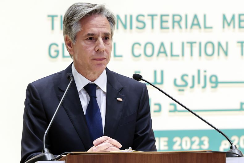 El secretario de Estado estadounidense, Antony Blinken, escucha durante una conferencia de prensa conjunta con el ministro saudí del Exterior, el príncipe Faisal bin Farhan, el jueves 8 de junio de 2023, en Riad, Arabia Saudí. (Ahmed Yosri/Foto compartida vía AP)