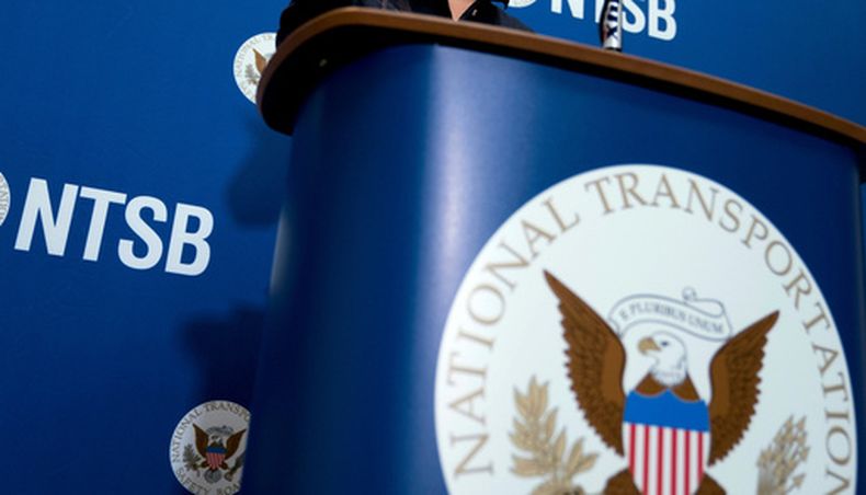 ARCHIVO - El logo de la Junta Nacional de Seguridad en el Transporte, visto en una conferencia de prensa en la sede del organismo, en Washington, el 18 de diciembre de 2017. (AP Foto/Andrew Harnik, archivo)