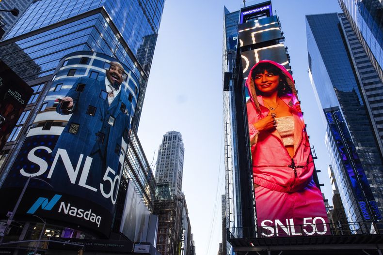 El logotipo de SNL50 se ve afuera del Nasdaq Marketplace en Times Square de Nueva York, el viernes 14 de febrero de 2025. (Foto AP/Eduardo Munoz Alvarez)