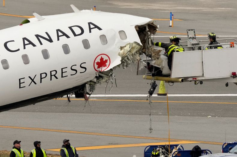 El avión involucrado en el choque en el Aeropuerto LaGuardia de Nueva York, el 25 de marzo del 2026. (AP foto/Yuki Iwamura)