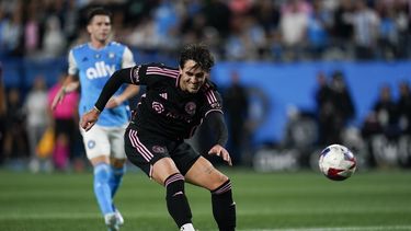 En foto del 21 de octubre del 2023, el delantero ecuatoriano del Inter Miami Leonardo Campana, lanza el balón a la portería en el encuentro ante Charlotte FC en la MLS. El domingo 12 de noviembre del 2023, Ecuador convoca a Campana tras la posible lesión de Enner Valencia (AP Foto/Erik Verduzco)
