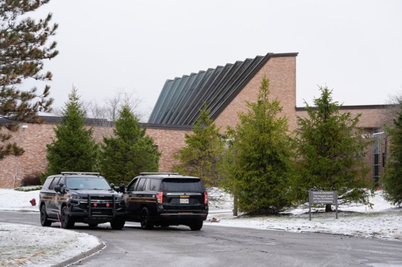 Vehículos policiales se encuentran estacionados frente a la sinagoga Temple Israel, el viernes 13 de marzo de 2026, en West Bloomfield, Michigan. (Foto AP/Paul Sancya)