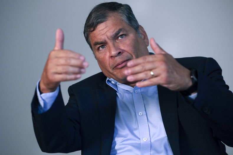 El expresidente de Ecuador Rafael Correa durante una entrevista con The Associated Press, el 11 de septiembre de 2020, en Bruselas. (AP Foto/Francisco Seco, Archivo)