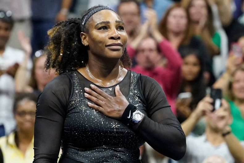 Serena Williams tras la derrota contra Ajla Tomljanovic en la tercera ronda del Abierto de Estados Unidos, el 2 de septiembre de 2022, en Nueva York. (AP Foto/John Minchillo)