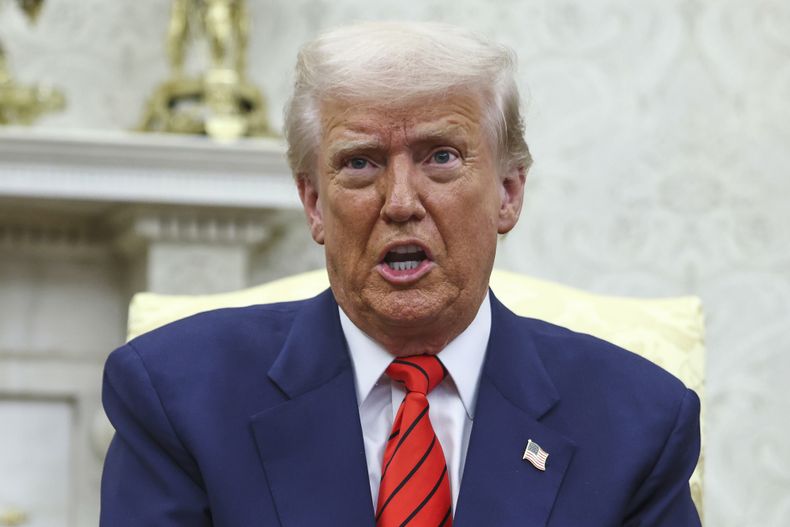 El presidente Donald Trump habla mientras se reúne con el secretario general de la OTAN, Mark Rutte, en el Despacho Oval de la Casa Blanca en Washington, jueves 13 de marzo de 2025. (Pool via AP)