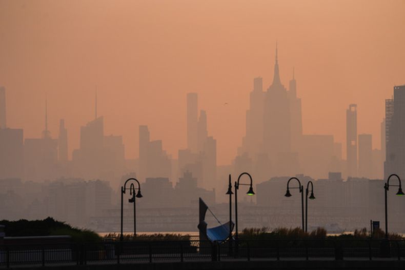 Vista de la ciudad de Nueva York en medio del humo provocado por incendios forestales, el viernes 17 de julio de 2026, desde Jersey City, Nueva Jersey. (AP Foto/Ryan Murphy)