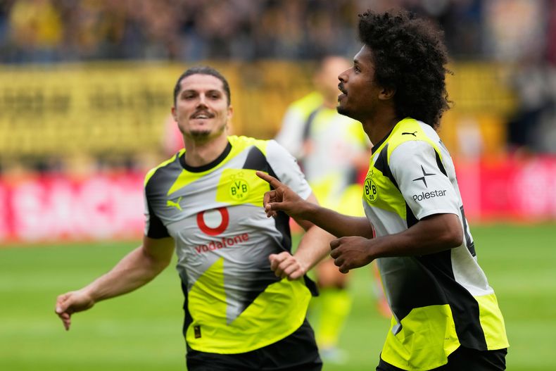 Karim Adeyemi del Borussia Dortmund celebra tras anotar el segundo gol ante el Mainz en la Bundesliga el sábado 27 de septiembre del 2025. (AP Foto/Michael Probst)