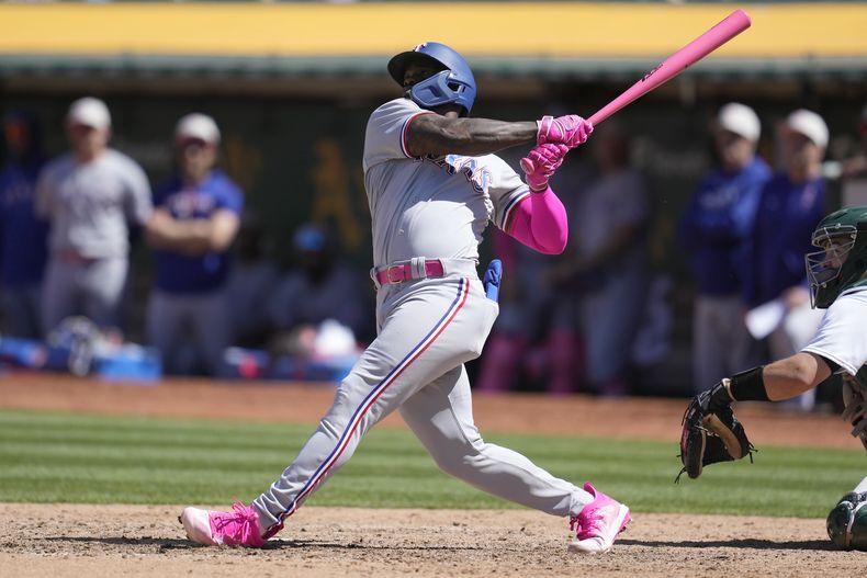 Adolis García pega un grand slam por los Rangers de Texas ante los Atléticos, en Oakland, el domingo 14 de mayo de 2023. (AP Foto/Jeff Chiu)