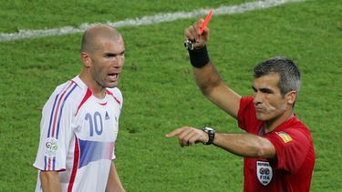 ARCHIVO - Foto del 9 de julio del 2006, el árbitro Horacio Elizondo le muestra la tarjeta roja al francés Zinedine Zidane en la final de la Copa Mundial ante Italia. (AP Foto/Michael Probst, Archivo)