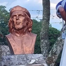 VIDEO: Un busto del Che Guevara es removido en El Salvador y los partidarios de La Habana estallan