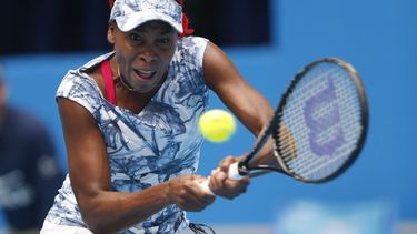 americateve | La estadounidense Venus Williams devuelve una pelota a la brit&aacute;nica Heather Watson durante su partido de primera ronda del Abierto de China, en Beijing, el 28 de septiembre de 2014. (Foto AP/Vincent Thian)