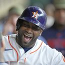 El cubano Yordan Álvarez, de los Astros de Houston, festeja en la cueva luego de conectar un jonrón ante los Atléticos de Oakland, el sábado 20 de mayo de 2023 (AP Foto/David J. Phillip)