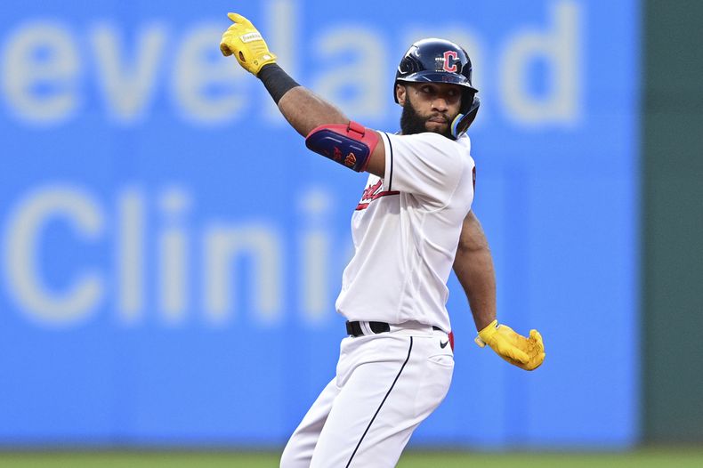 Amed Rosario, de los Guardianes de Cleveland, celebra después de batear doble productor de tres carreras durante la quinta entrada del juego de béisbol en contra de los Cardenales de San Luis, el viernes 26 de mayo de 2023, en Cleveland. (AP Foto/David Dermer)