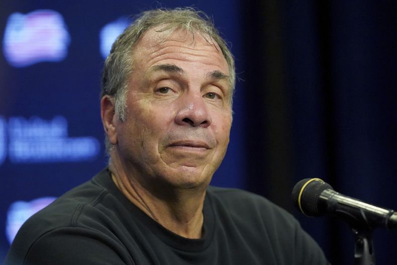 ARCHIVO - Bruce Arena, técnico del Revolution de Nueva Inglaterra, escucha una pregunta durante una conferencia de prensa, el domingo 25 de julio de 2021 (AP Foto/Mary Schwalm, archivo)