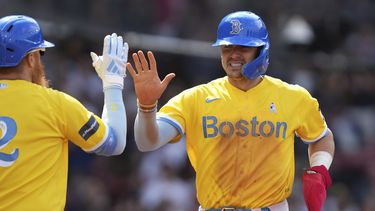 Enrique Hernández (derecha) de los Medias Rojas de Boston es recibido por Justin Turner tras anotar una carrera ante los Yanquis de Nueva York, el domingo 18 de julio de 2023, en Boston. (AP Foto/Steven Senne)