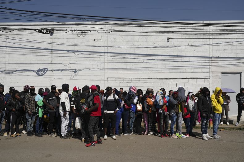 Migrantes de Haití hacen fila frente a la Comisión Mexicana de Ayuda a Refugiados (COMAR) para solicitar asilo en México, en Ciudad de México, el 28 de enero de 2025. (AP Foto/Marco Ugarte)