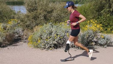 Con prótesis, mujer corre 102 maratones en 102 días