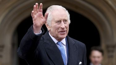 ARCHIVO - El rey Carlos III de Inglaterra saluda al salir después de asistir a la misa de Maitines de Pascua en la Capilla de San Jorge, en el Castillo de Windsor, Inglaterra, el 31 de marzo de 2024. Carlos reanudaba el martes 30 de abril sus apariciones públicas con una visita a una organización benéfica de tratamiento contra el cáncer, en un regreso cuidadosamente planificado después de que el diagnóstico de cáncer del monarca le apartara de la vista del público durante tres meses. (Hollie Adams/Pool Foto via AP, archivo)