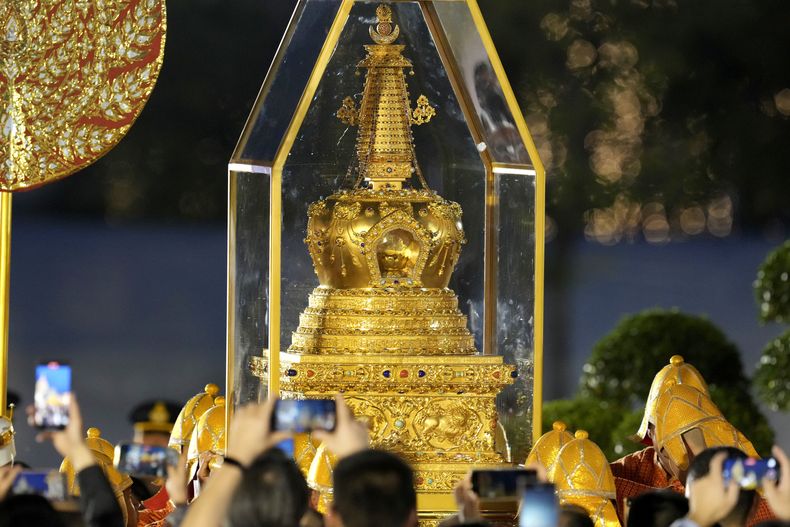 La procesión por las reliquias de Buda en Bangkok, Tailandia, el 4 de diciembre del 2024. (AP foto/Sakchai Lalit)