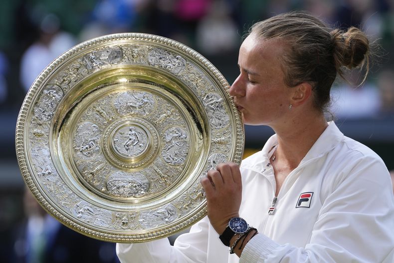 La checa Barbora Krejcikova le da un beso al trofeo tras conquisitar Wimbledon al superar en la final a la italiana Jasmine Paolini el sábado 13 de julio del 2024. (AP Foto/Kirsty Wigglesworth)