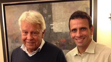 americateve | Henrique Capriles, sostuvo en Europa una reunión con quien fuera el tercer presidente de Gobierno desde la reinstauración de la democracia en España, Felipe González Márquez, según informó a través de su cuenta en Twitter