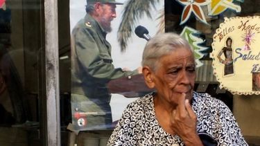 americateve | Los cubanos de la tercera edad son las víctimas más visibles de la crisis económica, la pérdida de valores, y ahora también caen sobre ellos las consecuencias de algunas reformas raulistas.