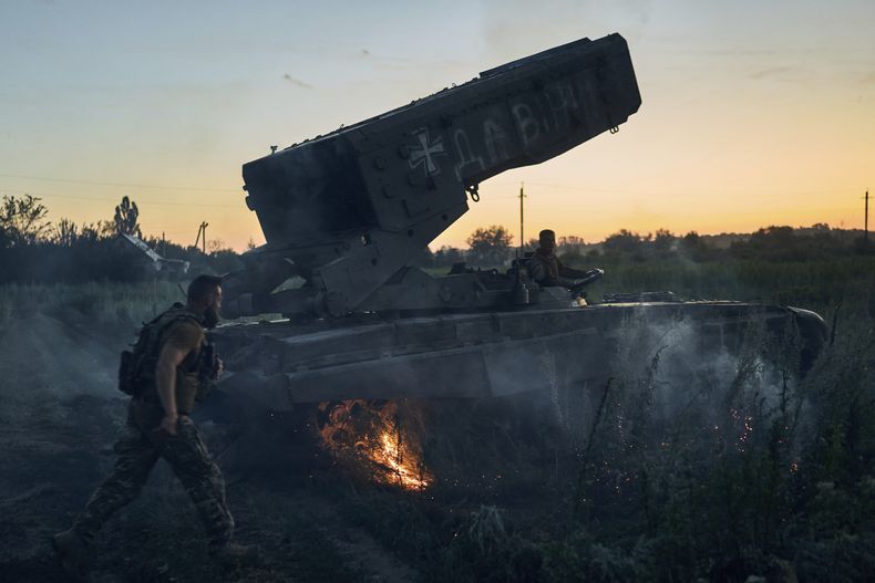 Soldados ucranianos combatiendo cerca de Kreminna, región de Luhansk, Ucrania, el 7 de julio de 2023. (Foto AP /Libkos)
