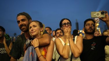 Una mujer llora en el concierto Nova Healing en Tel Aviv, Israel, el jueves 27 de junio de 2024. Esta fue la primera reunión masiva de Tribe of Nova desde el ataque de Hamas del 7 de octubre de 2023 que dejó a cientos de heridos y secuestrados en el festival de música Nova. (Foto AP/Ohad Zwigenberg)