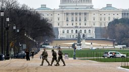 Agentes de la Guardia Nacional patrullan el National Mall cerca del Capitolio de EEUU, el miércoles 26 de noviembre de 2025, en Washington. (AP Foto/Rahmat Gul)