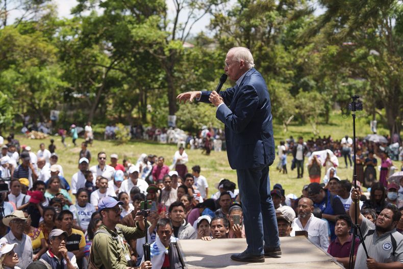 Edmond Mulet, candidato presidencial del partido Cabal, habla durante un mitin de campaña en San Juan Sacatepéquez, Guatemala, el domingo 18 de junio de 2023. (AP Foto/Moisés Castillo)