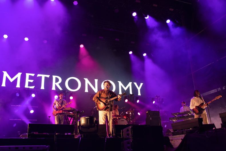 Miembros de la banda británica Metronomy durante su concierto en el festival Corona Capital en la Ciudad de México, el sábado 18 de noviembre de 2023. (Foto AP/Alejandro Godinez)