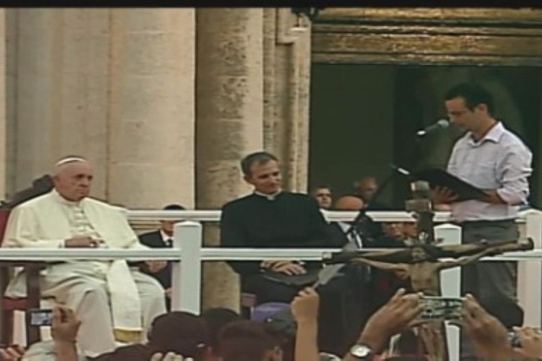 joven leonardo fernandez habla al papa frnacisco.jpg