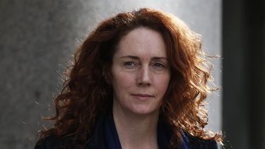 americateve | Rebekah Brooks, ex directora de News International, abandona el Tribunal central de Londres el mi&eacute;rcoles, 19 de febrero del 2014. Brooks fue absuelta el jueves de uno de cinco cargos que enfrenta por irregularidades en el juicio en su contra por el