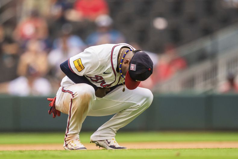 El segunda base de los Bravos de Atlanta Ozzie Albies se sujeta la muñeca izquierda después de sufrir una lesión en la novena entrada del juego de béisbol en contra de los Cardenales de San Luis, el domingo 21 de julio de 2024, en Atlanta. Se espera que Albies se pierda unas ocho semanas al sufrir una fractura. (AP Foto/Jason Allen)