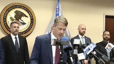 En la imagen, tomada de un video proporcionado por KATC, el fiscal federal Alexander C. Van Hook anuncia las acusaciones contra jefes policiales actuales y anteriores en una conferencia de prensa realizada en Lafayette, Luisiana, el miércoles 16 de julio de 2025. (KATC vía AP)