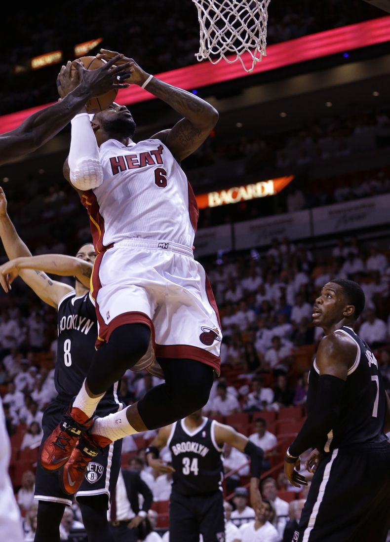 LeBron James (6) del Heat de Miami al recibir una falta de Kevin Garnett de los Nets de Brooklyn en los playoffs de la NBA el mi&eacute;rcoles 14 de mayo de 2014. (AP Foto)