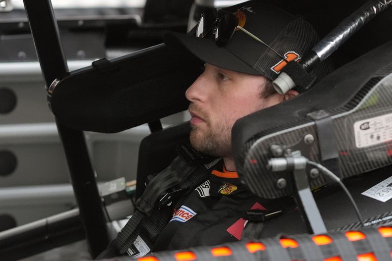 Chase Briscoe espera mientras su equipo hace ajustes a su auto durante una sesión de práctica para la carrera automovilística Daytona 500 de NASCAR en el Daytona International Speedway, el viernes 14 de febrero de 2025, en Daytona Beach, Florida (AP Foto/John Raoux)