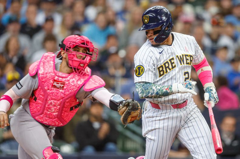 El receptor de los Yankees de Nueva York, J.C. Escarra, pone fuera a William Contreras, de los Cerveceros de Milwaukee, después de que este se ponchara durante la primera entrada de un partido de béisbol el domingo 10 de mayo de 2026, en Milwaukee. (Foto AP/Jeffrey Phelps)