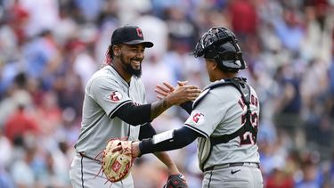 El dominicano de los Guardianes de Cleveland, Emmanuel Clase (izquierda) y Bo Naylor (derecha) celebran luego del último out del juego de béisbol ante los Filis de Filadelfia, el domingo 28 de julio de 2024, en Filadelfia. (AP Foto/Derik Hamilton)