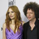 La actriz estadounidense Jessica Chastain, izquierda, y el director mexicano Michel Franco posan en la alfombra roja de la película Memory en el Festival Internacional de Cine de Morelia en Morelia, México, el sábado 21 de octubre de 2023. (Foto AP/Berenice Bautista)
