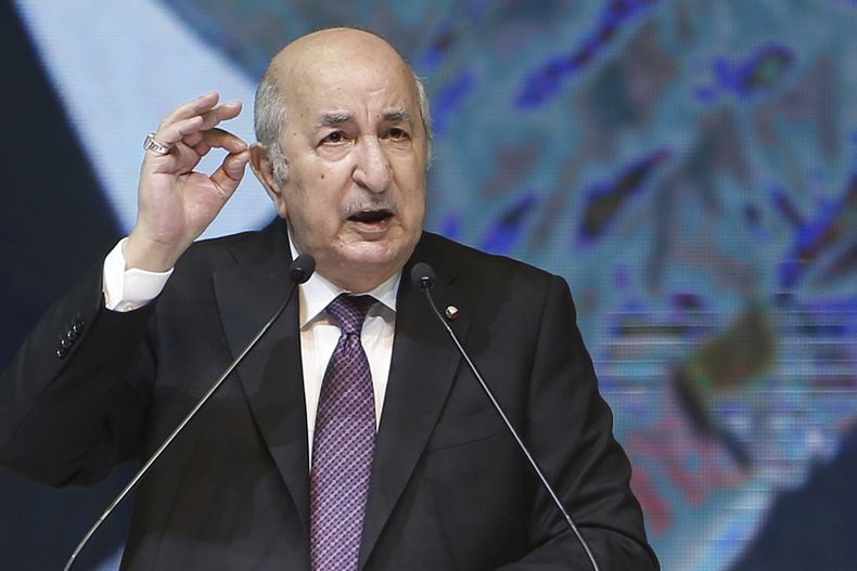 El presidente de Argelia y candidato a la reelección, Abdelmadjid Tebboune, pronuncia un discurso para iniciar su campaña en la elección presidencial, el domingo 18 de agosto de 2024 en Constantina, en el este de Argelia. (AP Foto/Str)