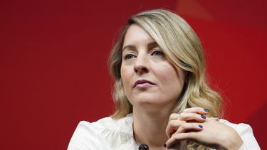 ARCHIVO – La ministra de Relaciones Exteriores de Canadá, Mélanie Joly, en conferencia de prensa tras una reunión de primeros ministros el miércoles 15 de enero de 2025, en Ottawa, Ontario. (Sean Kilpatrick/The Canadian Press vía AP, Archivo)
