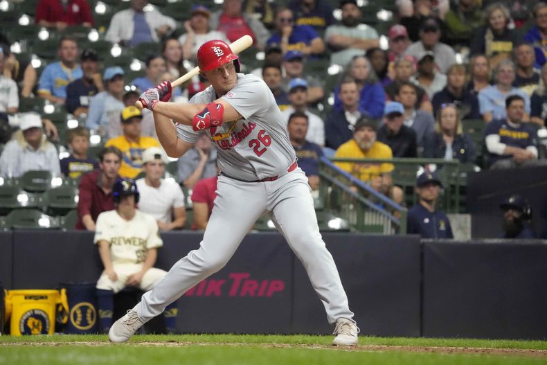 Luken Baker, de los Cardenales de San Luis, batea un sencillo productor en la décima entrada del juego ante los Cardenales de San Luis, el miércoles 4 de septiembre de 2024 (AP Foto/Kayla Wolf)