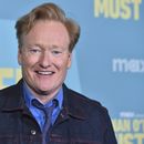 ARCHIVO - Conan OBrien llega a una sesión fotográfica para Conan OBrien Must Go, el 16 de abril de 2024, en Avalon Hollywood en Los Ángeles. (Foto Jordan Strauss/Invision/AP)