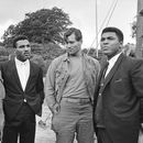 ARCHIV0 - Foto del 5 de agosto de 1966, Muhammad Ali visita el set de la película The Dirty Dozen con Jim Brown, Rahaman Ali y Clint Walker en Morkyate, Bedfordshire, Inglaterra. (AP Foto/Archivo)