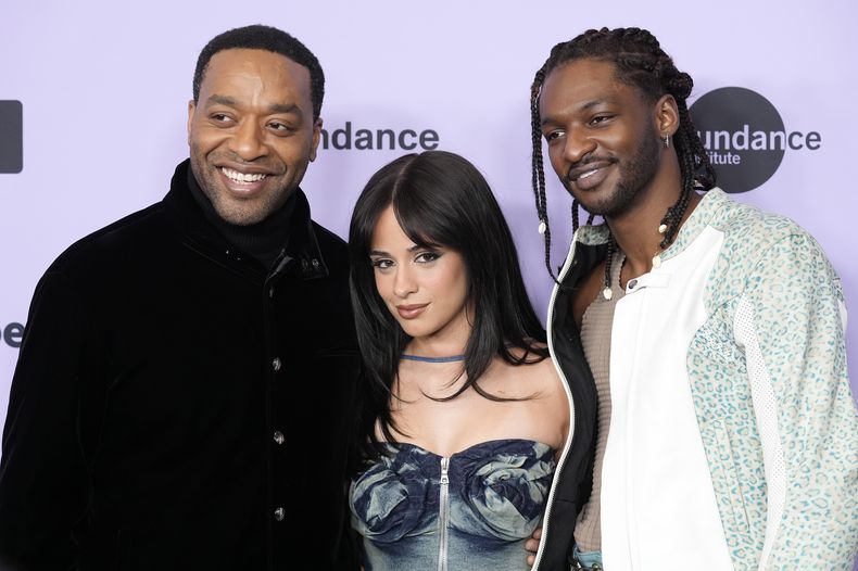 Chiwetel Ejiofor, izquierda, escritor, guionista y director de Rob Peace posa con los actores Camila Cabello, centro, y Jay Will en el estreno del filme en el Eccles Theatre en el Festival de Cine de Sundance el 22 de enero de 2024, en Park City, Utah. (Foto AP/Chris Pizzello)
