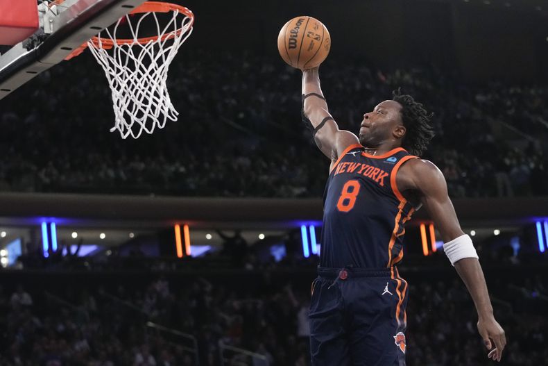 El alero de los Knicks de Nueva York OG Anunoby clava el balón en el encuentro ante los 76ers de Filadelfia en el Madison Square Garden el martes 12 de marzo del 2024. (AP Foto/Mary Altaffer)