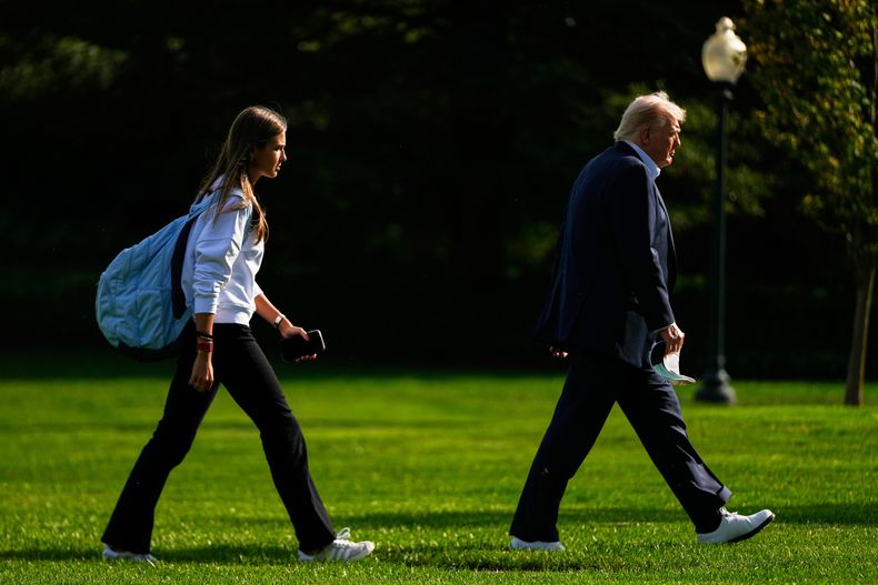 ARCHIVO - El presidente Donald Trump, a la derecha, llega con su nieta Kai Trump a la Casa Blanca, el viernes 26 de septiembre de 2025, en Washington. (AP Photo/Julia Demaree Nikhinson, Archivo)