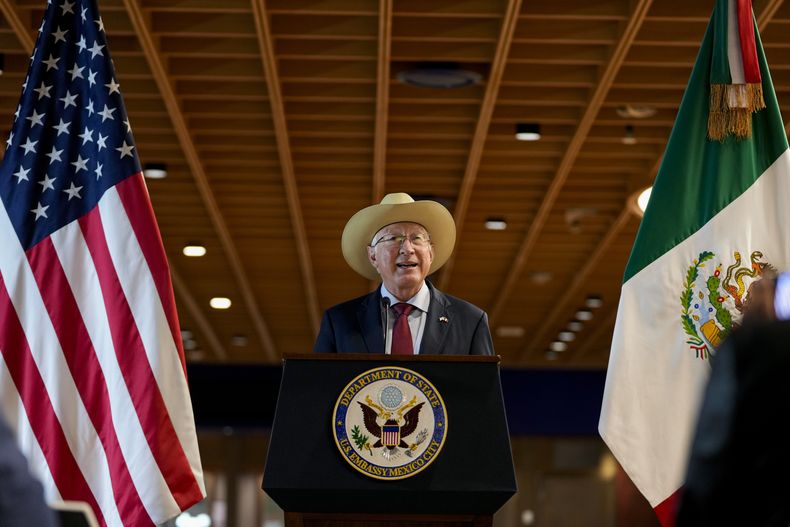 ARCHIVO - El embajador estadounidense en México, Ken Salazar, habla en una conferencia de prensa en la nueva embajada aún en construcción, el 29 de octubre de 2024, en Ciudad de México. (AP Foto/Moisés Castillo, archivo)